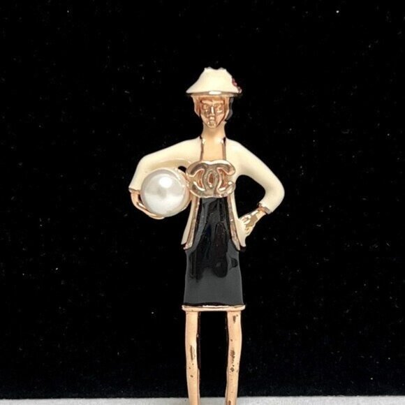 Chanel Madame Coco Chanel Figure - Picture 6 of 9